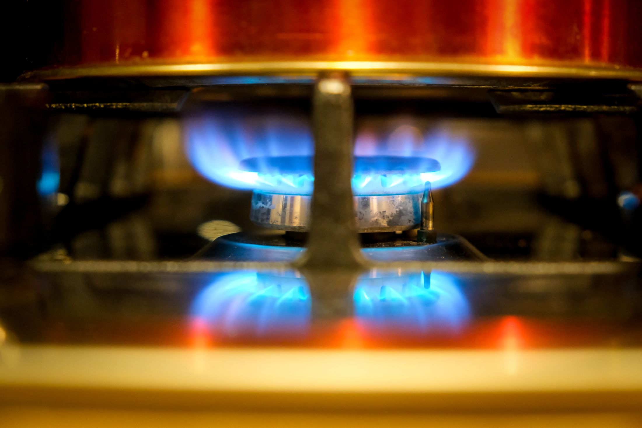 Gas cooktop with controlled blue flame